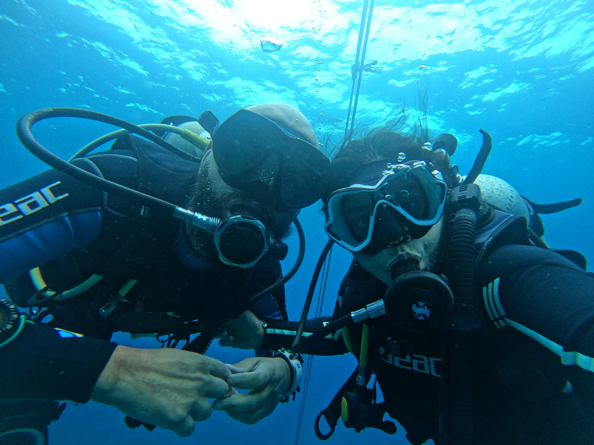 Enza y Pietro, fundadores de Blue Islands Diving, compartiendo su pasión por el mar en Menorca